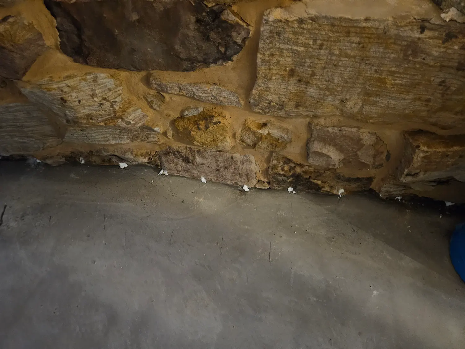 Poultice compress drawing soluble salts out of the wall